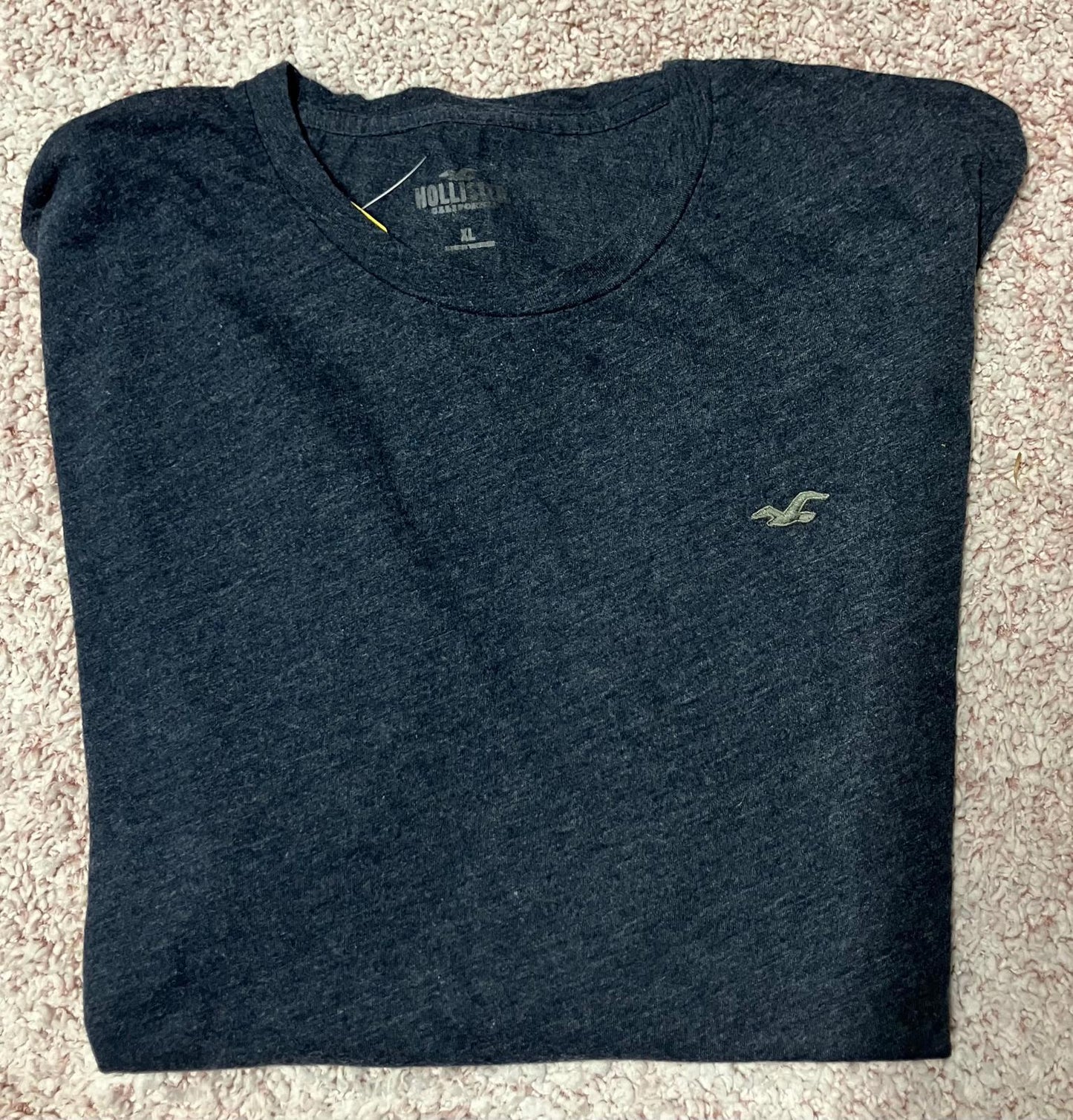 Hollister Men's Classic Navy Blue T-Shirt