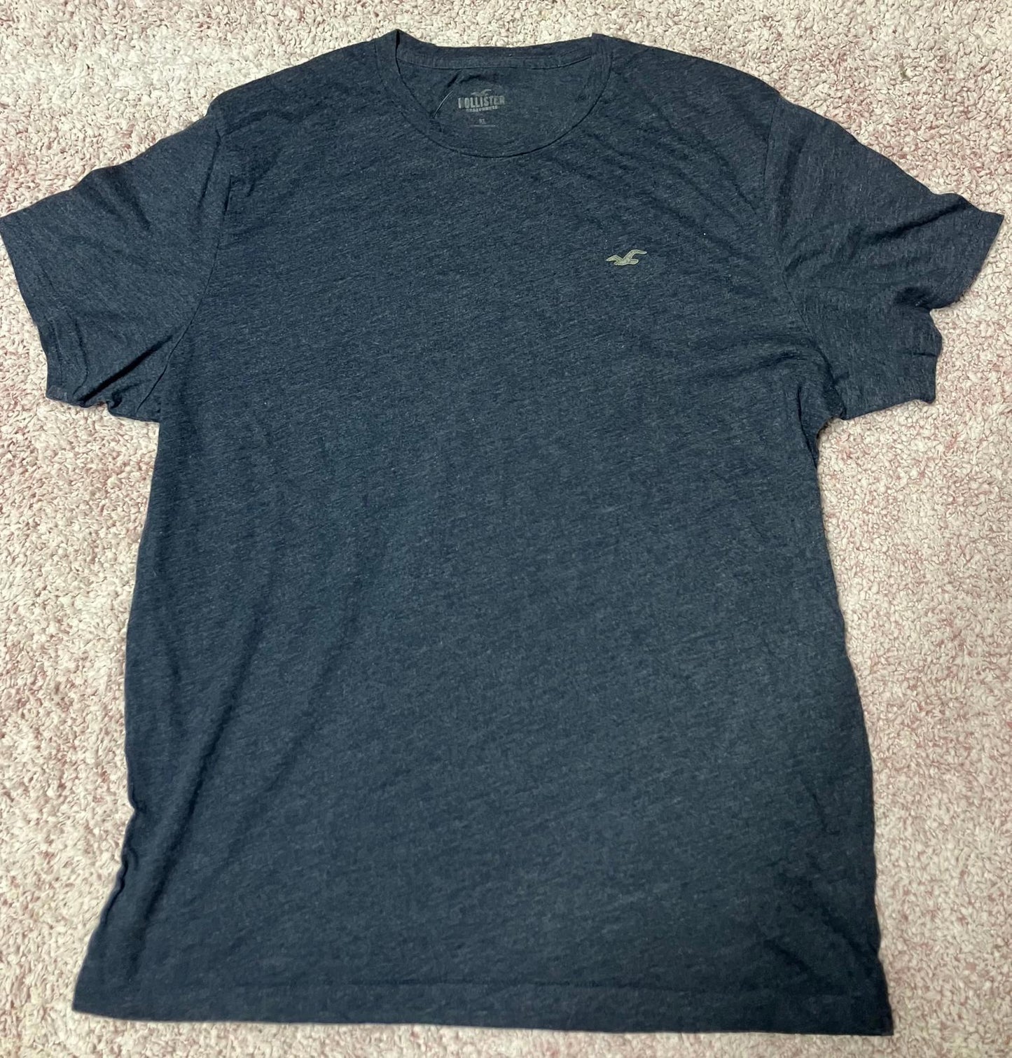 Hollister Men's Classic Navy Blue T-Shirt